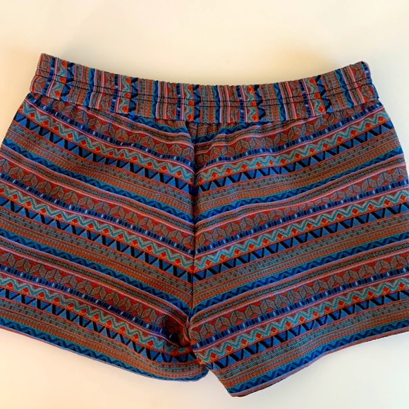 Pocketed Patterned Walking Shorts - Picture 3 of 4